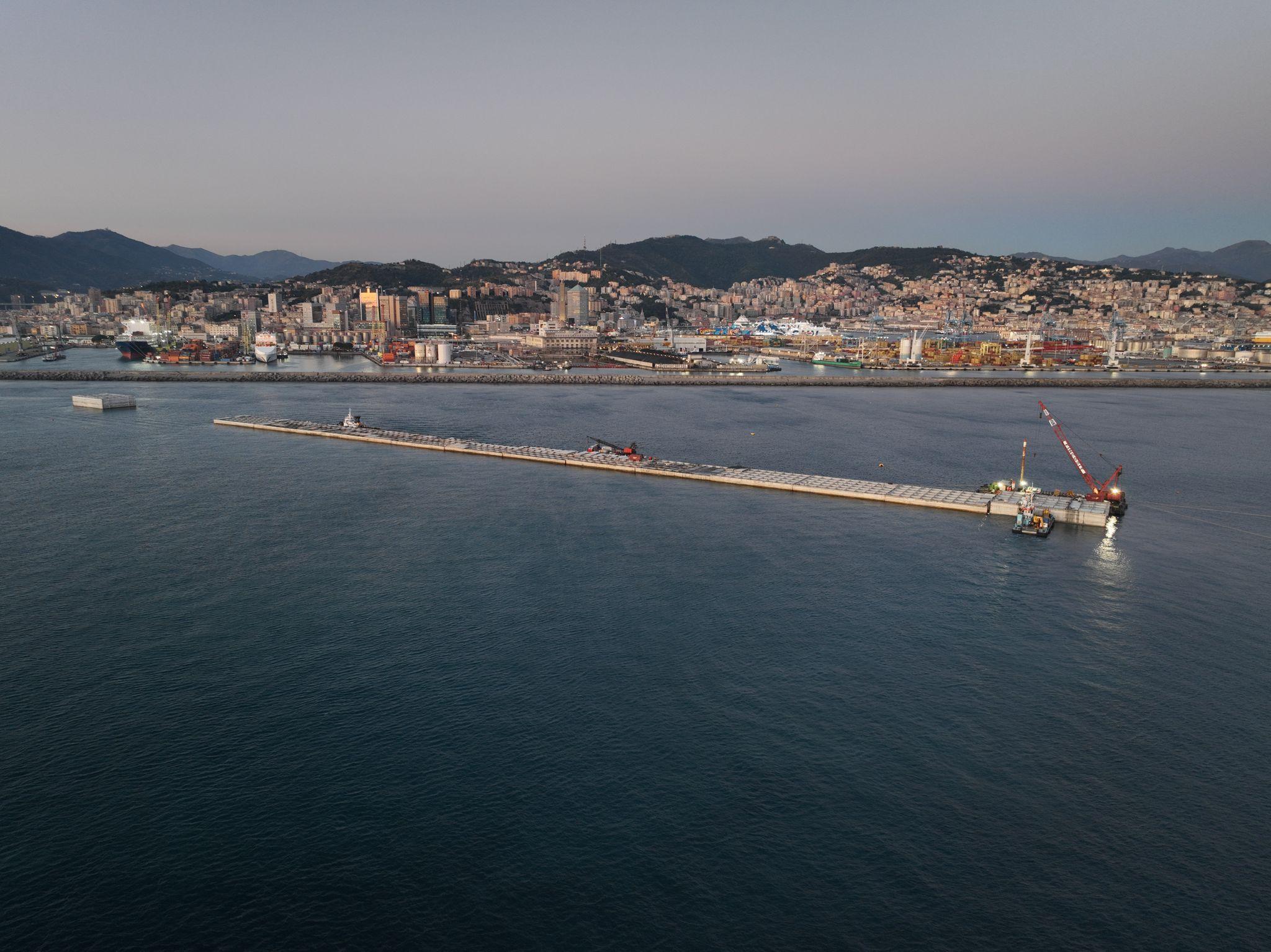Webuild: posato il quattordicesimo cassone della Nuova Diga Foranea di Genova, opera chiave per il futuro del porto