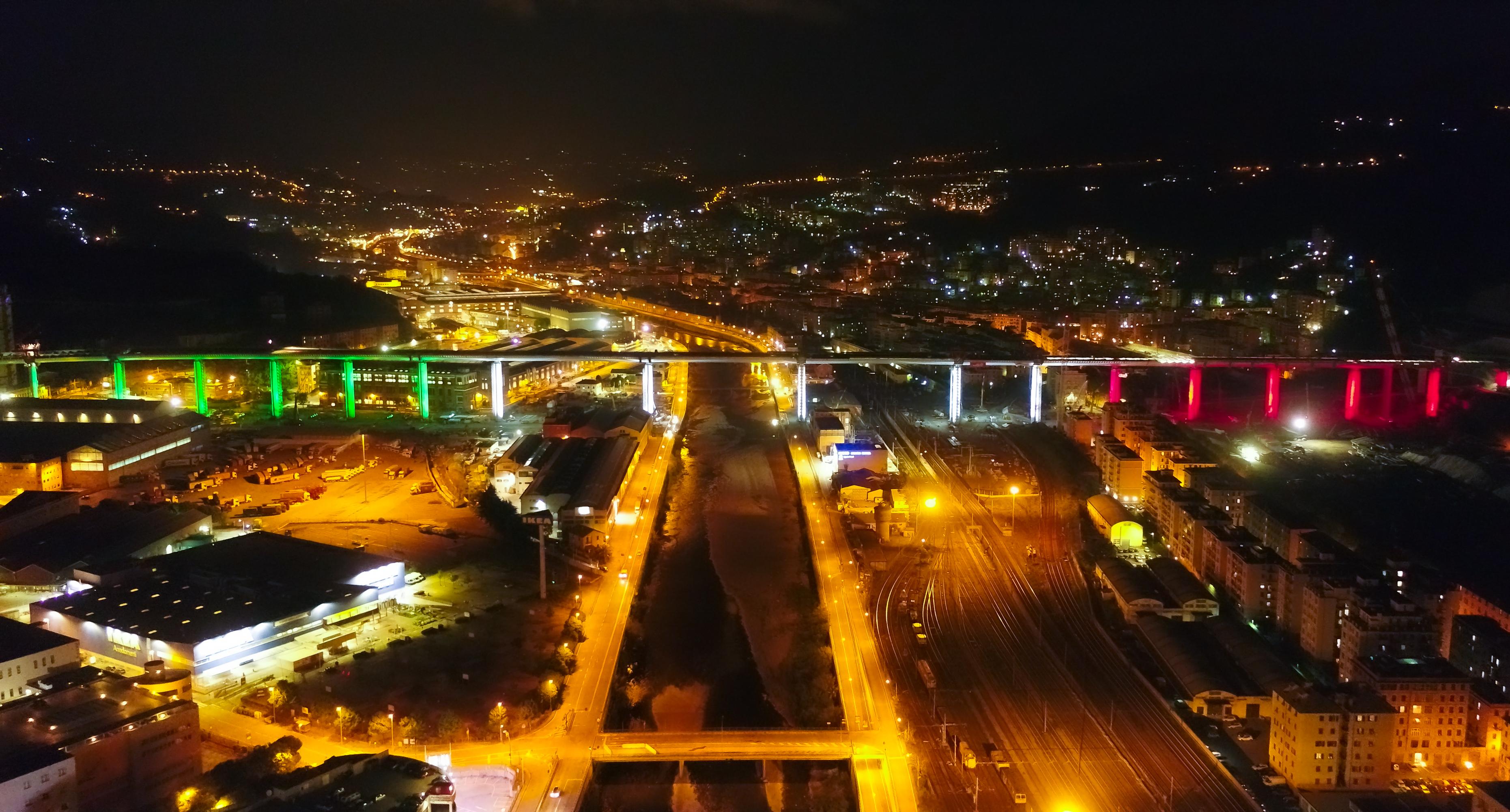 Ponte genova illuminato con tricolore
